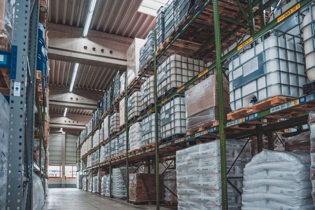 Gefahrguttransport aus einer Hand: IBC-Container und Paletten im Hochregallager der Spedition Mäuler