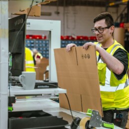 Spedition Mäuler Mitarbeiter der Spedition Mäuler faltet in der Verpackungslogistik einen Karton